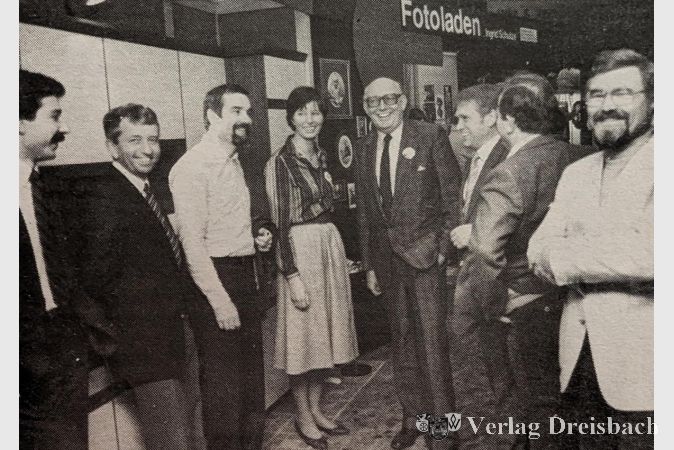 Der damalige GVH Vorsitzenden Kurt Wesemeyer (rechts) bei der INFORMA 1982 mit (v.l.n.r.): Heinz Herglotz, Klaus Ruß, Ingrid Schulze, dem FDP-Bundestagsfraktionsvorsitzenden Wolfgang Mischnick, Dietrich Muth und Klaus Jüterbock.