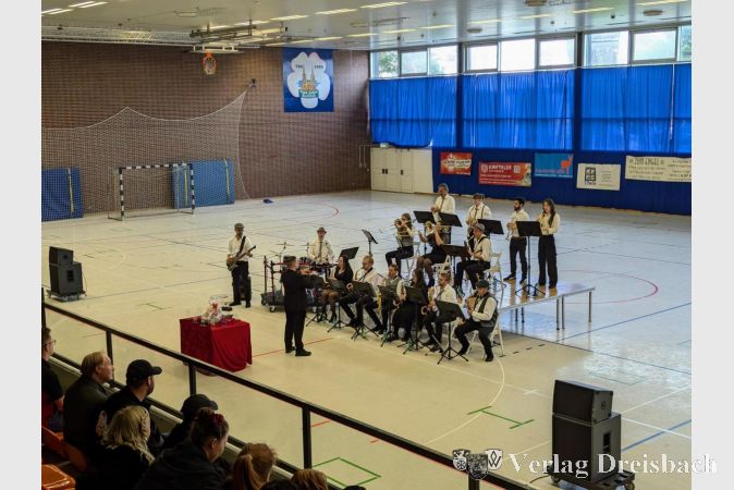 Erster musikalischer Programmpunkt des Tages: Der Auftritt der Brass & Marching Band Eschborn.