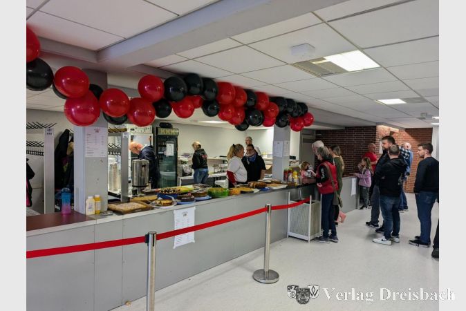 Das leckere Kuchenbüfett im Foyer ließ keine hungrigen Besucherinnen oder Besucher zurück.