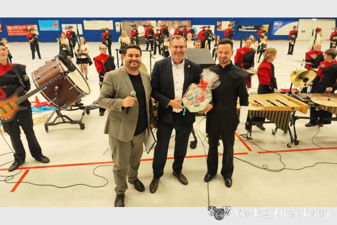 V.l.n.r.: Moderator Giovanni Lombardo, Bürgermeister Christian Seitz als Schirmherr und Drum Major Kevin Engels.