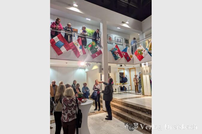 Auktion zur Vernissage: Dr. Frank Fichert, der Vorsitzende des Kulturforums, fing auch Münzen aus der oberen Etage gekonnt auf.