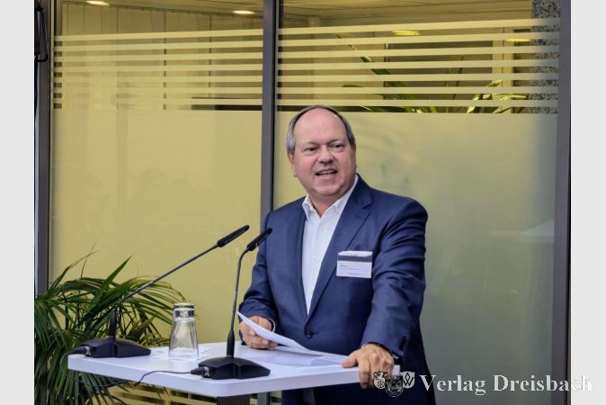 Ulrich Hilbert, Stiftungsvorstand und Vorstand der Frankfurter Volksbank Rhein-Main, bei seiner Begrüßungsrede.