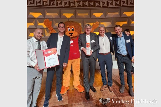 Wirtschaftsförderer Alexander Schwarz (Mitte) freute sich in Wiesbaden mit dem T.O.M.-Team über die Auszeichnung des Eddersheimer Unternehmens.