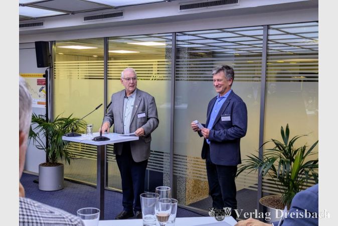 Ehrenbürger Bodo Knopf überreichte dem Chorleiter des Caecilienvereins Andreas Winckler einen Spendenumschlag der Volksbank Main-Taunus Stiftung.