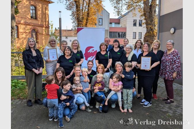 Strahlende Preisträger nehmen die Auszeichnung freudig entgegen - eine Würdigung ihres jahrelangen Engagements für Kinder und Tiere.
