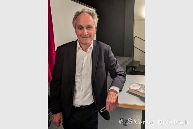 Alois Berger bei der Lesung seines Buches "Föhrenwald, das vergessene Schtetl" in der Kulturscheune.