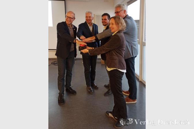 Die Ersthelfer-App „Region der Lebensretter“ wurde gemeinsam aktiviert. V.l.n.r: DRK-Vorsitzender Dr. Frank Stieler, Landrat Michael Cyriax, Bürgermeister Alexander Simon aus Eppstein, Jörg Blau und DRK-Geschäftsführerin Sabine Mushake.