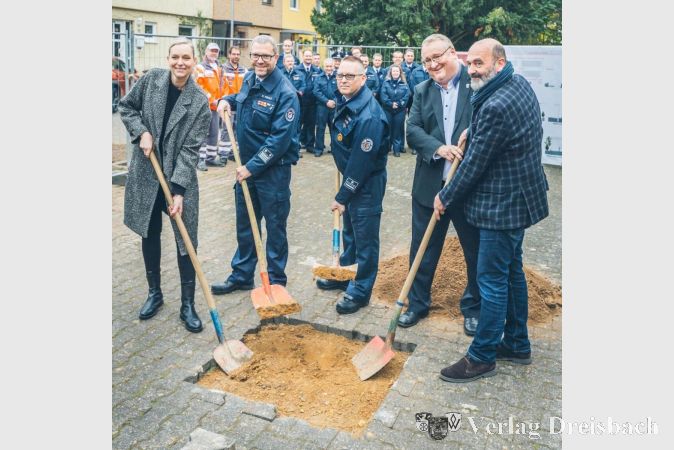 V.l.n.r: Architektin Dip.-Ing. Katharina Schmidtke, Stadtbrandinspektor David Tisold., der Okrifteler Wehrführer Carsten Klebe, Bürgermeister Klaus Schindling und Referatsleiter Thomas Kettenbach beim Spatenstich.
