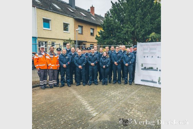 Mitarbeiter von DRK und Feuerwehr wohnten dem symbolischen Spatenstich bei.