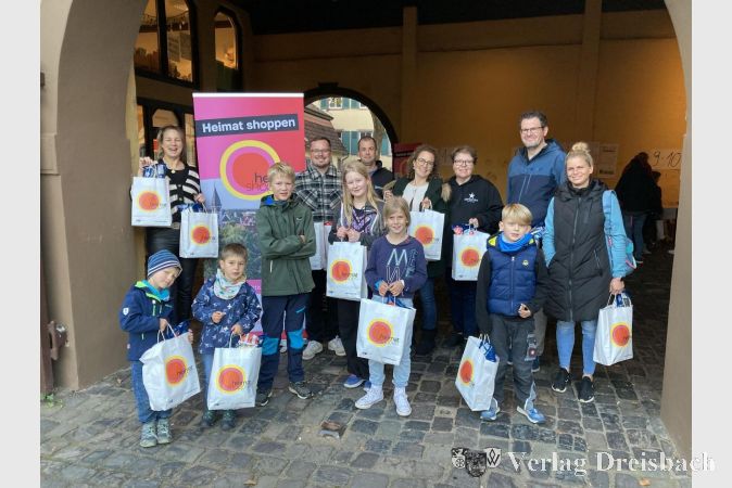 Tütenübergabe zum Abschluss der Kinderrallye. In der letzten Reihe das Team vom Gewerbeverein Hattersheim. Von links: Nadja Tepe, Wilhelm Schultze (Wirtschaftsförderung), Manuel Schremb, Svenja Keil, Claudia Widmann und René Hering.