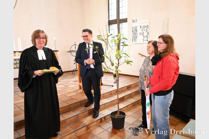 Abschied von Pfarrerin Ivonne Heinrich (ganz links), die sich sehr über das Magnolienbäumchen als Geschenk freute. Von links nach rechts: Thomas Milkowitsch, Doris Wachendörfer, Tanja Seitz.