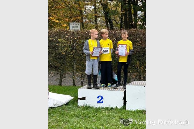 Die erfolgreichen U10-Jungen der SG DJK Hattersheim bei der Siegerehrung der Crossmeisterschaften.