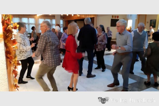 Schwungvolles Tanzen beim letzten Tanztee des Jahres 2024.