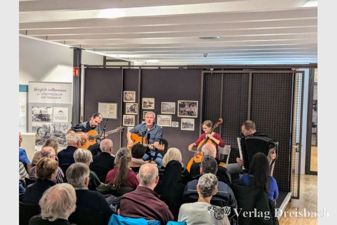 Das Bremer Ensemble „Die Grenzgänger“ arbeitete das Datum 9. November musikalisch auf.