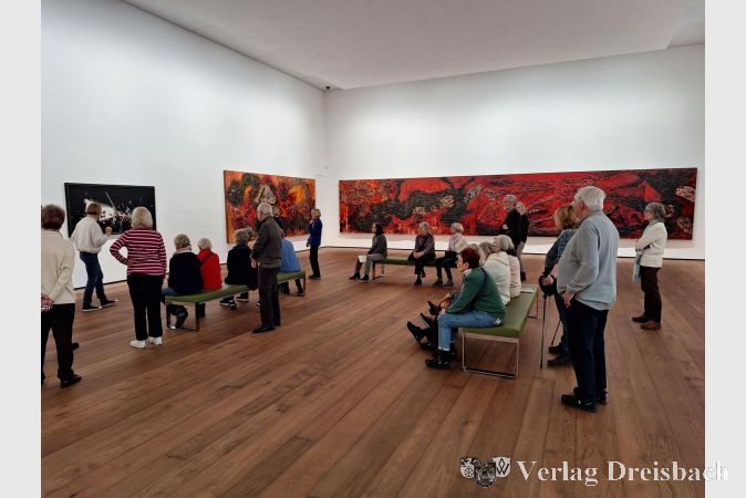 Die Teilnehmerinnen und Teilnehmer in einem Ausstellungsraum des Museums.
