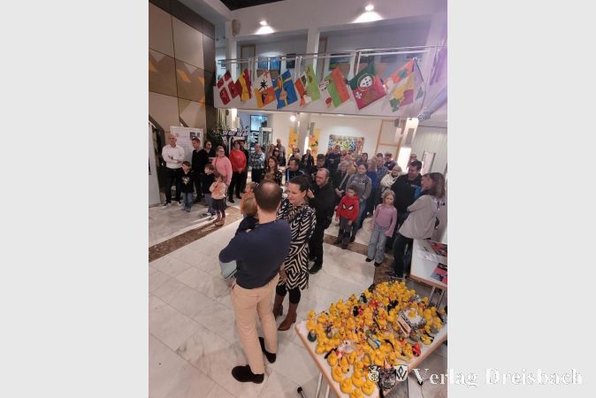 Auch die kleinen, gelben Startnummern vom alljährlichen Entenrennen konnten noch einmal bewundert werden.