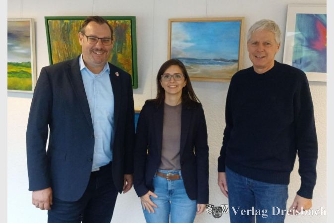 V.l.n.r.: Bürgermeister Christian Seitz mit Eugenie Riffel und Ludger Engelhardt-Zühlsdorff aus dem Vorstandsteam des Caritasverband Taunus.