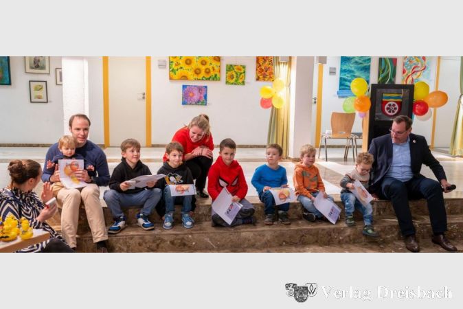Die kleinen Preisträger mit Lydia Rauh (Mitte) und Bürgermeister Christian Seitz (rechts).
