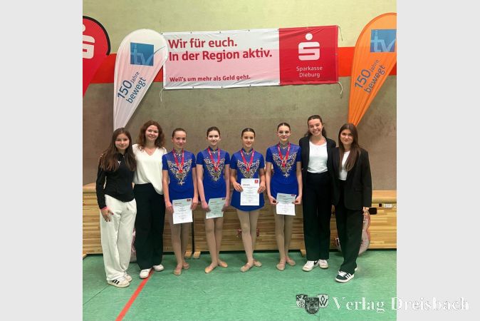 Die Mannschaft der P7 in Dieburg mit den Kampfrichterinnen.
