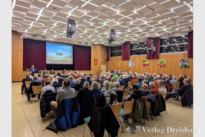 Die Kleine Schwarzbachhalle war zur Bürgerversammlung sehr gut gefüllt. Alexander Feist begrüßte die erschienenen Bürgerinnen und Bürger.