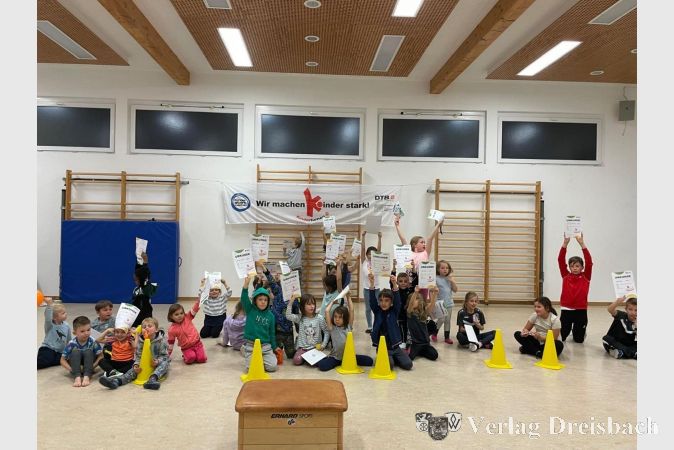 Stolz zeigen die Kinder ihre Urkunden nach der erfolgreichen Teilnahme.
