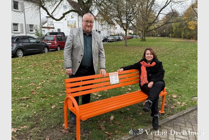 Bürgermeister Klaus Schindling und Gleichstellungsbeauftragte Ingrid Unger an der neuen orangefarbenen Bank.