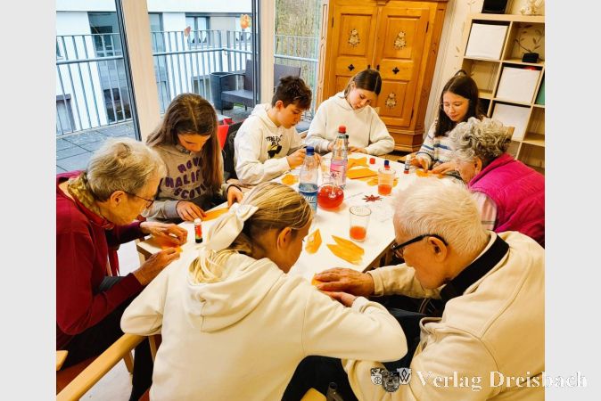 Die Elisabethschülerinnen und -schüler haben bei ihrem Besuch im Kursana Domizil mit den Senioren Sterne gebastelt.