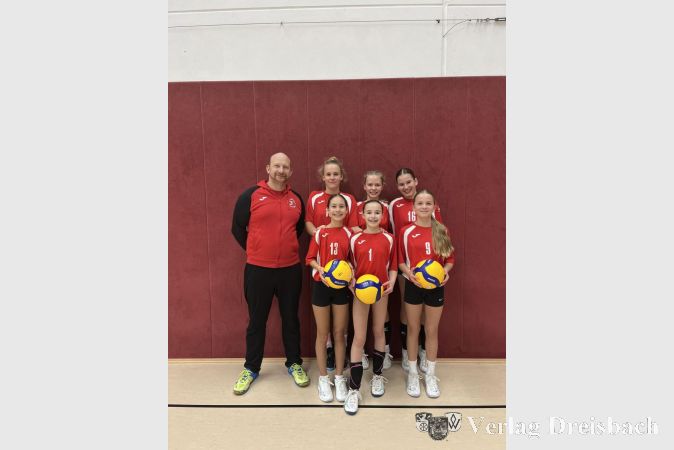 Einen starken 9. Platz bei der DM können die Volleyballerinnen der MTS und Coach Christian Sadhoff bejubeln.