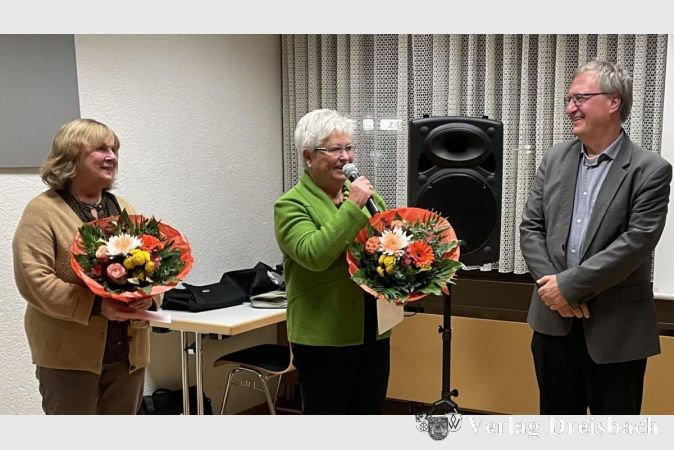 Dr. Frank Fichert verabschiedete Anne Richter und Erika Mitsch. Beide organisierten jahrzehntelang Vorträge für das Krifteler Kulturforum.