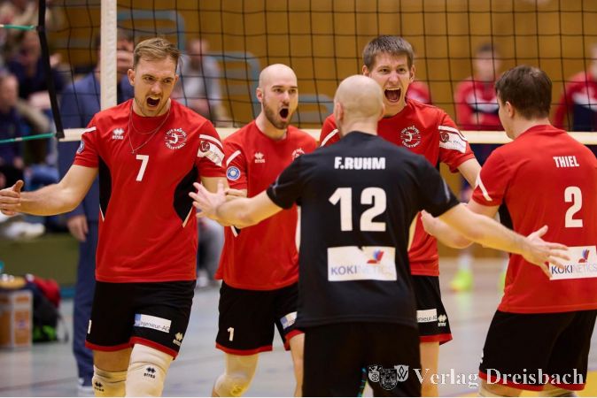 Kriftels Volleyballer um Jannik Weber (Nr. 7) bejubeln in Leipzig den siebten Sieg in Folge.