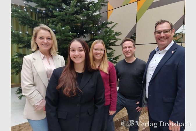 Bürgermeister Christian Seitz (re.) und der Erste Beigeordnete Martin Mohr (2. v. re.) begrüßten die neuen Mitarbeiterinnen Melanie Laier (Mitte), Lara Saber (4. v. re.) und Marta Knittel (li.).