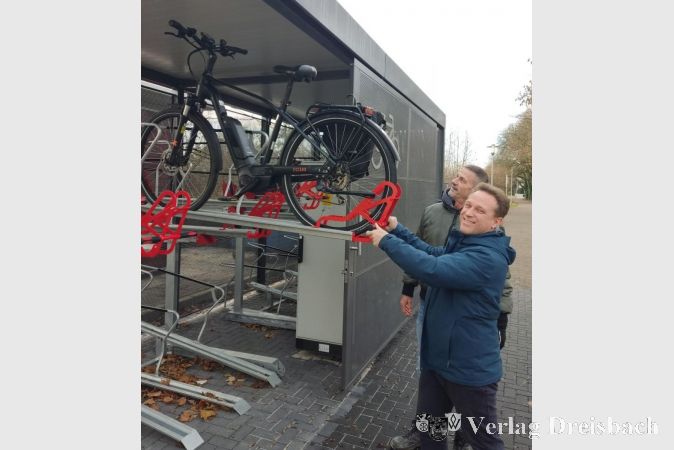 So wird ein Rad in der Anlage deponiert.