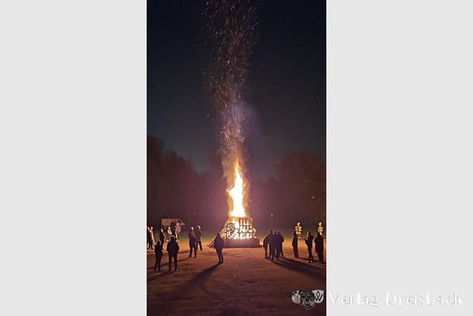 Das große Abschlussfeuerwerk erleuchtet den Nachthimmel über dem Mainufer und begeistert die Besucher.