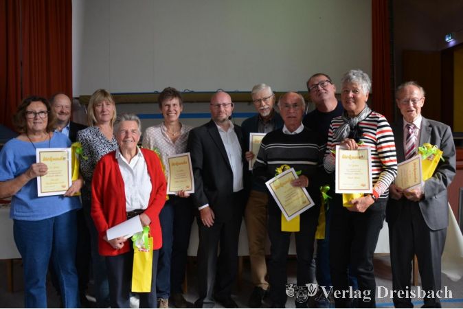 Vorsitzender Gerald Benisch (Mitte) zusammen mit den langjährigen Mitgliedern der TG Weilbach.