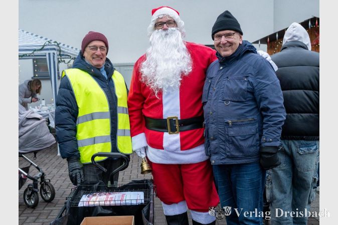 V.l.n.r.: Hans-Joachim von Kiel, KGK-Vorsitzender Michael Wipfler als Weihnachtsmann und der Vereinsringvorsitzende Bodo Knopf.