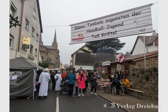 An bekannter Stelle wieder die Tombola der TuS Handball Jugend.