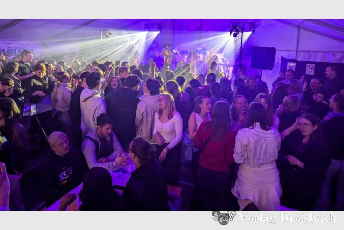 Die Band "Don't Stop" bringt das Festzelt zum Beben: Mit mitreißenden Hits heizt die Band den Besuchern ordentlich ein.