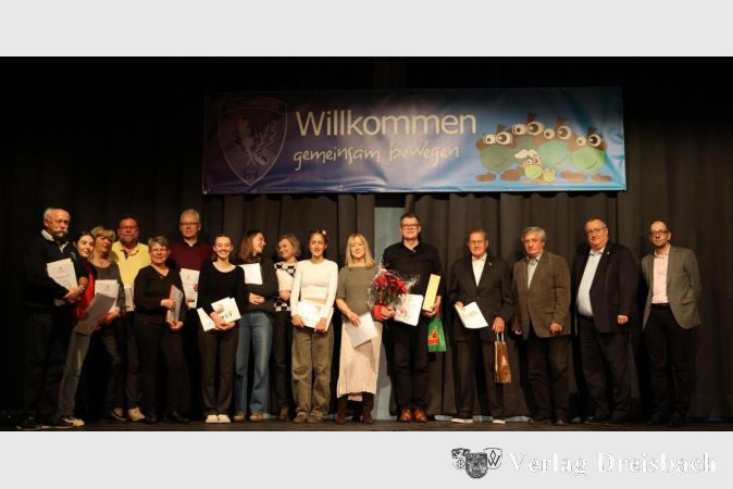 Verleihung der Ehrenurkunden.