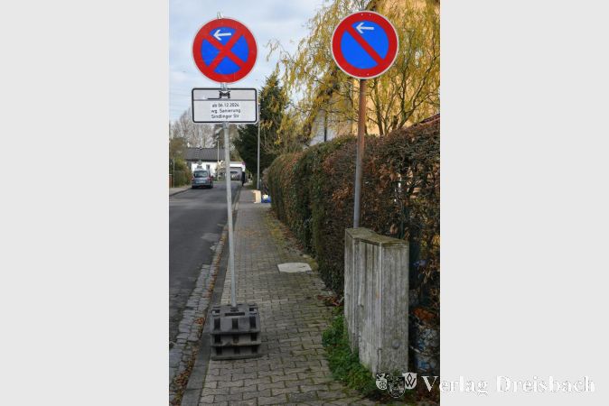 Neue Zusatzschilder stehen an mehreren Stellen, wie hier, direkt neben den bisherigen Schildern und erschweren Fußgängern und inbesondere auch in ihrer Mobilität eingeschränkten Bürgerinnen und Bürgern die Nutzung des Bürgersteigs.