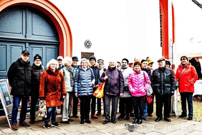 Die fröhliche Krifteler Wandergruppe vor der Idsteiner Unionskirche.