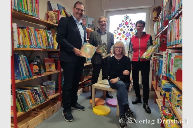 Dankbar für die Spende und das erweiterte Angebot (v. li.): Bürgermeister Christian Seitz, Dr. Frank Fichert, Vorsitzender des Kulturforums, Eva Momma, Leiterin der Bücherei. Rechts Ursula Hankel, stellvertretende Vorstandsvorsitzende der M+U Hankel Stiftung.