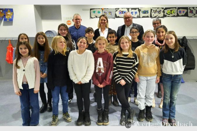 Nach der Kinderparlamentssitzung stellten sich die Mädchen und Jungen der Eddersheimer Schule mit (von links) Georg Reuter, Myriam Jung, Klaus Schindling und Melanie Jürgens-Schumacher zum Gruppenfoto.