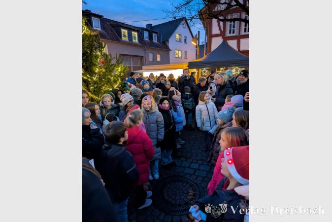 Knapp 30 Dritt- und Viertklässler begeistern Eltern und Gäste mit fröhlichen Weihnachtsklängen.