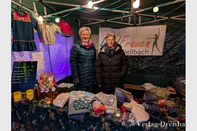 Bei den Landfrauen Weilbach sind neben Holundersirup und Likören auch liebevoll genähte Babybekleidung einer 80-jährigen ehemaligen Schneiderin zu entdecken.