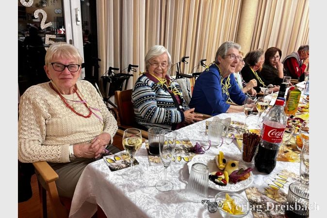 Mit Luftschlangen und selbst gebastelter Dekoration feierten die Senioren Silvester.