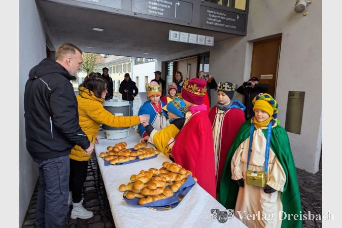 Auf die fleißigen Kinder warteten bereits Kakao und Neujahrswecke.