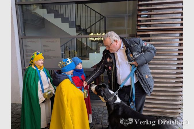 Bürgermeister Klaus Schindling, hier mit Hund Anton, füllte die Sammelboxen der Sternsinger gerne mit Geldspenden.