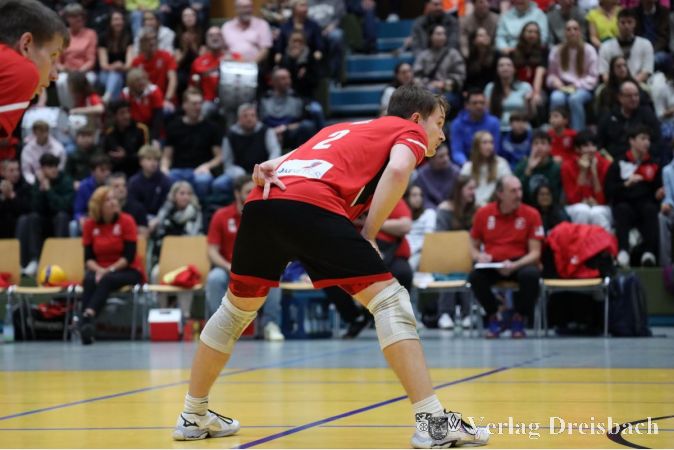Kapitän Tobias Thiel zeigt es an: Die TuS Kriftel Volleyballer überwintern in der 2. Bundesliga auf Rang 2.