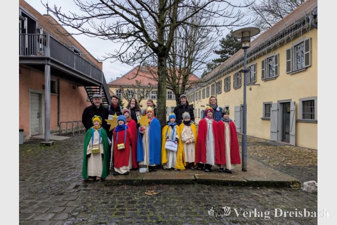 Im Innenhof des Nassauer Hofes präsentierten sich die diesjährigen Sternsingerrinnen und Sternsinger mit ihren Betreuern.