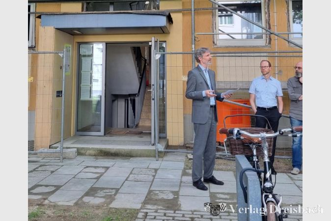Hawobau-Geschäftsführer Kazzer vor dem Mehrfamilienhaus in der Teplitzer Straße 15 beim dortigen Richtfest im vergangenen Jahr.